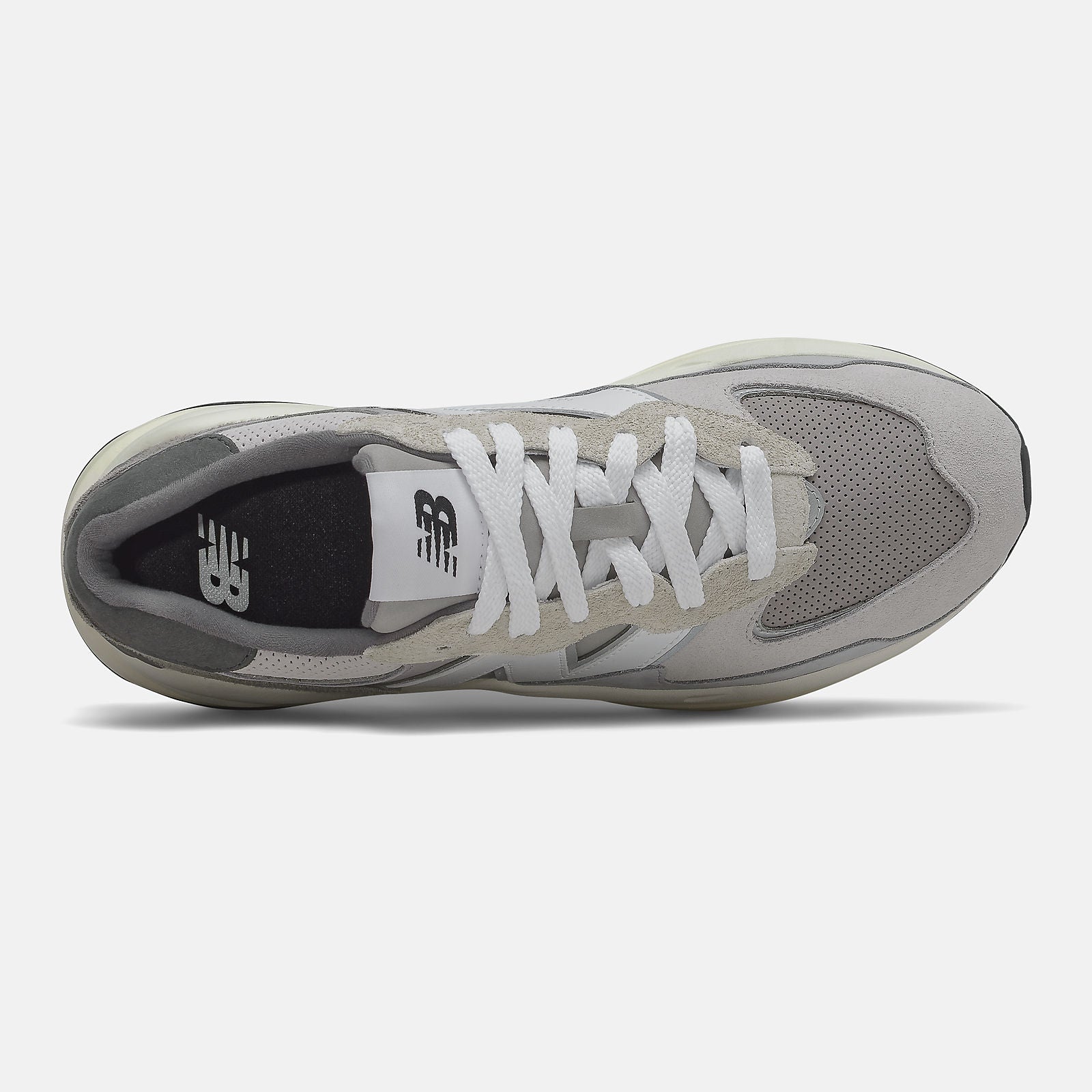 57/40 | New Balance Shoes - Women / Men