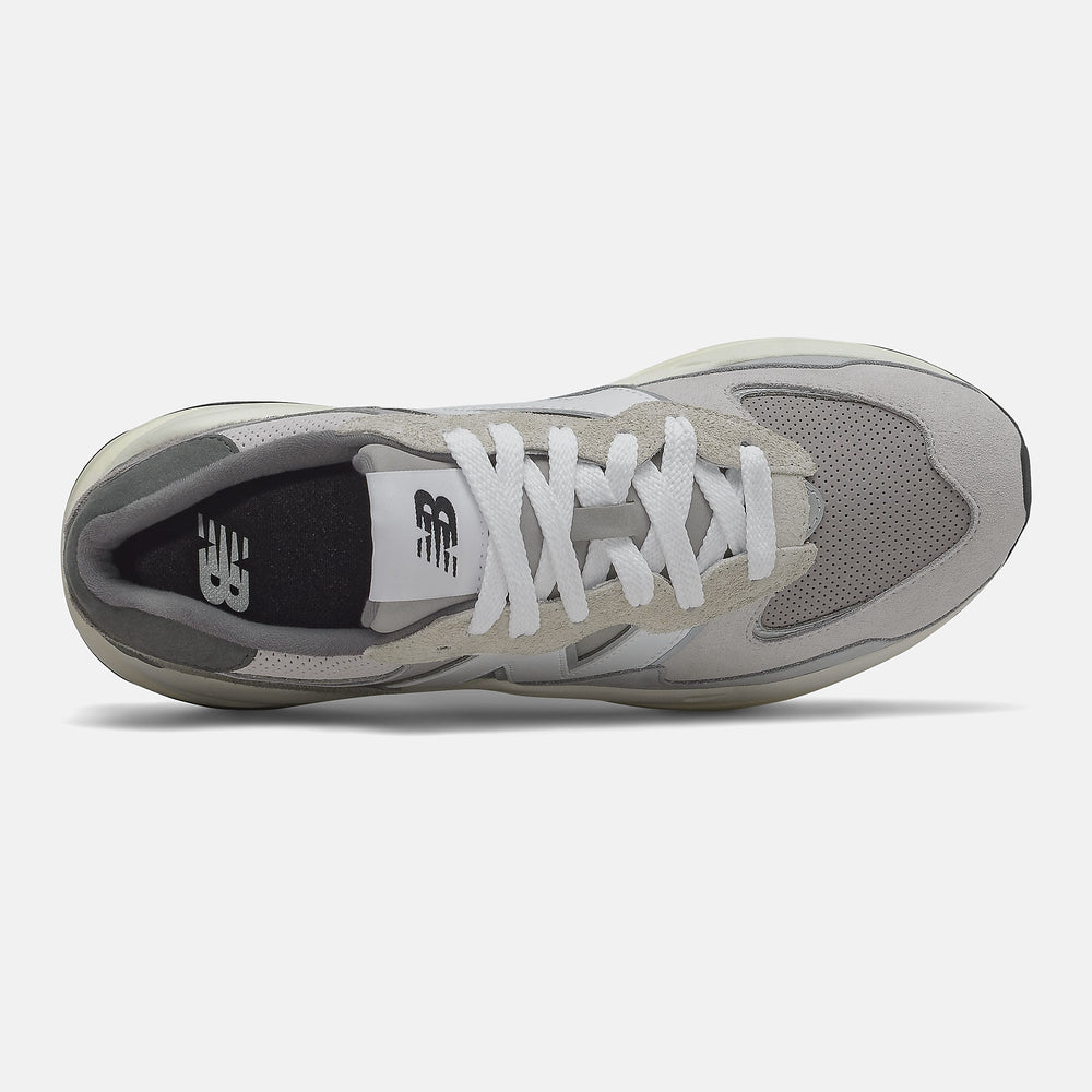 57/40 | New Balance Shoes - Women / Men