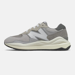57/40 | New Balance Shoes - Women / Men